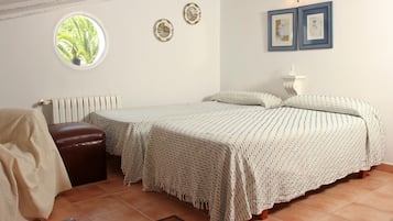 4 bedrooms, iron/ironing board, free WiFi, bed sheets