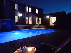 Een buitenzwembad en een verwarmd zwembad