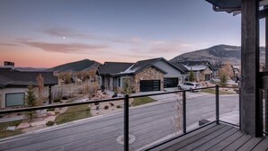 Un barrio residencial con casas, un camino de entrada y una terraza de madera.