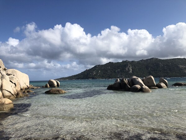 Una spiaggia nelle vicinanze