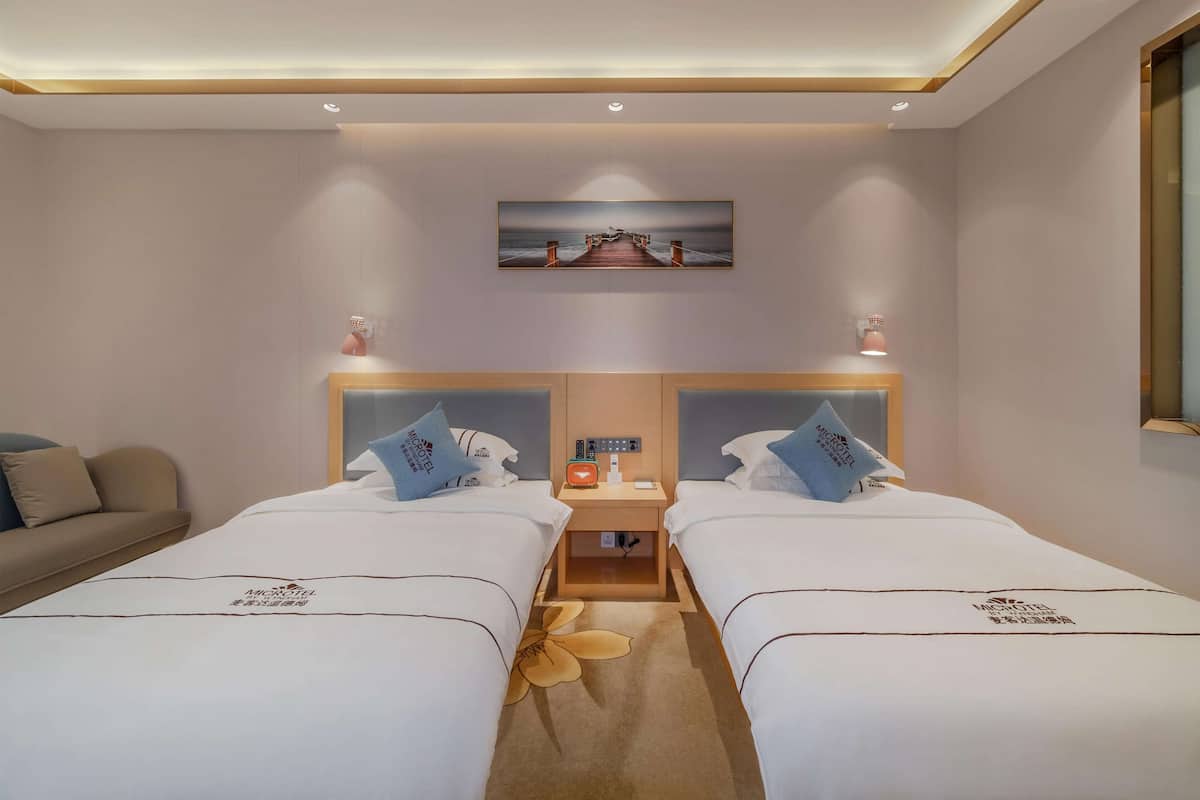 Sunshine Room, 2 Double Beds, Non Smoking | Minibar, tabla de planchar con plancha, wifi gratis y ropa de cama