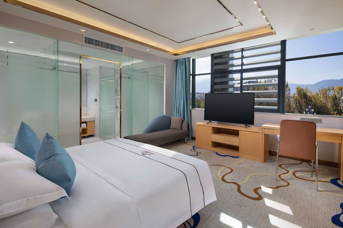 Sunshine Room, 1 King Bed, Non Smoking | Minibar, tabla de planchar con plancha, wifi gratis y ropa de cama