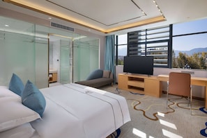 Sunshine Room, 1 King Bed, Non Smoking | Minibar, tabla de planchar con plancha, wifi gratis y ropa de cama 