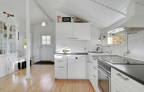 ثلاجة، غسالة أطباق، ماكينة لصنع القهوة/الشاي