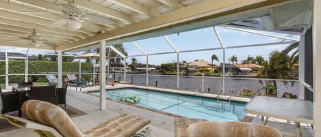 Utendørsbasseng og et oppvarmet basseng