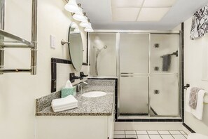 Duschwanne, Haartrockner, Handtücher, Toilettenpapier