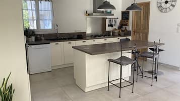 Micro-ondes, plaque de cuisson, lave-vaisselle