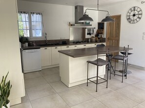 Mikrowelle, Herdplatte, Geschirrspüler