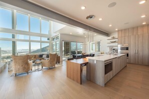 Luxe resortwoning | Privékeuken | Een koelkast/vriezer, een magnetron, een oven, een kookplaat