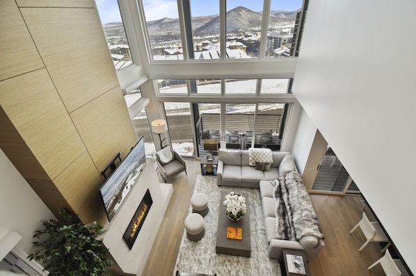 Luxury Townhome, 4 Bedrooms, Mountain View | Living area
