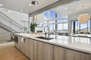 Luxe resortwoning, 4 slaapkamers, uitzicht op bergen | Privékeuken | Een koelkast/vriezer, een magnetron, een oven, een kookplaat