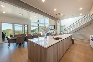 Luxus-Stadtwohnung | Eigene Küche | Großer Kühlschrank, Mikrowelle, Ofen, Herdplatte