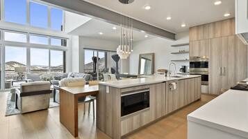 Luxus-Stadtwohnung, 4 Schlafzimmer, Bergblick | Eigene Küche | Wasserkocher mit Kaffee-/Teezubehör, großer Kühlschrank, Mikrowelle