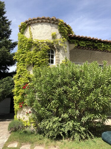 Villa ravissante avec grande piscine dans un domaine idyllique dans la Drôme  
