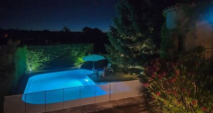 Villa ravissante avec grande piscine dans un domaine idyllique dans la DrĂŽme