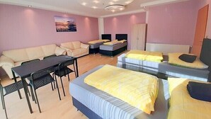 Une chambre moderne avec un grand lit, un canapé, un bureau et une chaise.