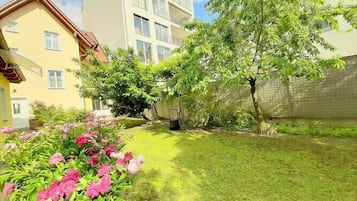 Panoramic Apartment, 3 Bedrooms | Garden view