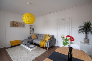 Standard-íbúð | Stofa | 50-tommu snjallsjónvarp með stafrænum rásum, Netflix.