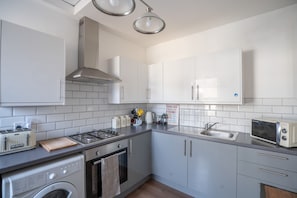 Standard-íbúð | Einkaeldhús | Ísskápur, örbylgjuofn, bakarofn, eldavélarhellur