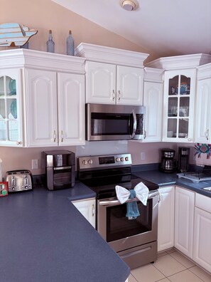 Frigorifero, microonde, forno, piano cottura