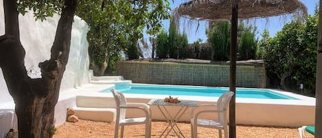 Una piscina al aire libre