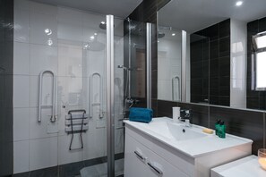 Dusche, Haartrockner, Handtücher, Seife