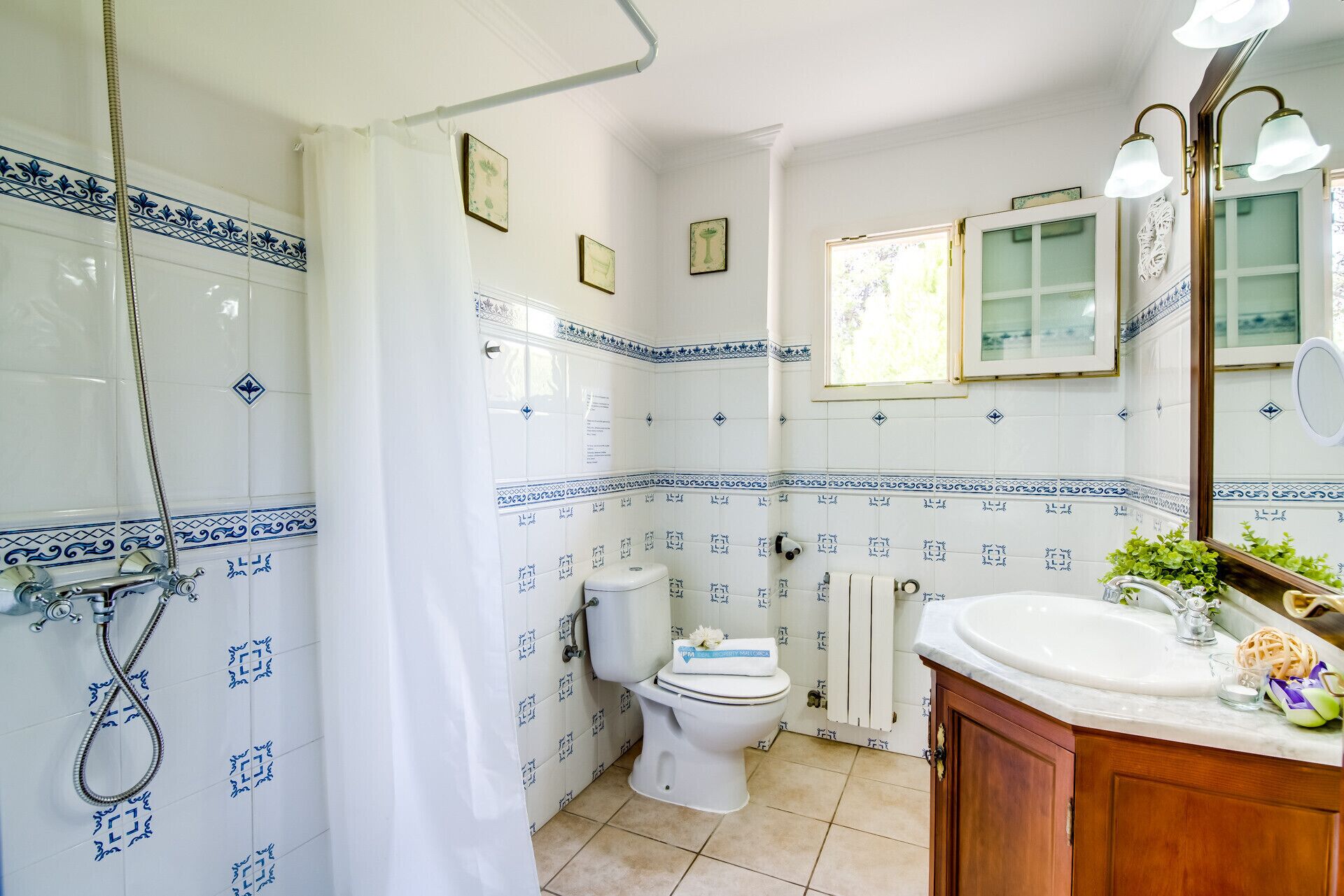 Une salle de bain avec des toilettes, une douche et un lavabo.