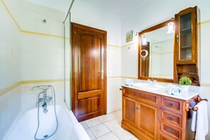 Bathtub, hair dryer, towels - Modern House with sea view Casa Didi in Alcudia (Alcúdia)