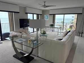 Älytelevisio, pöytätennispöytä, kirjoja, stereot