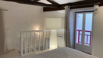 1 slaapkamer, een strijkplank/strijkijzer, gratis wifi, beddengoed