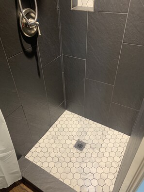 Dusche, Haartrockner, Handtücher, Seife