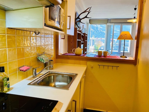 Kühlschrank, Mikrowelle, Ofen, Geschirrspüler