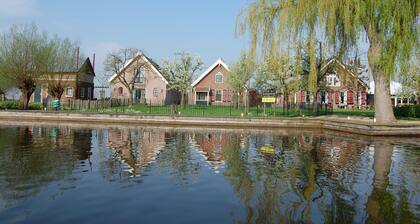Vacation home with bath along the Utrecht Vecht