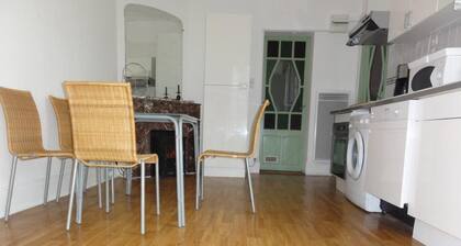 Ground floor charming "arts déco" house 2 bedrooms, living room, kitchen, large garden