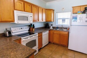 Fridge, microwave, oven, stovetop - Right ON world’s whitest beach, Pensacola Beach, Florida. (Pensacola Beach)