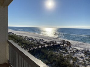 På stranden