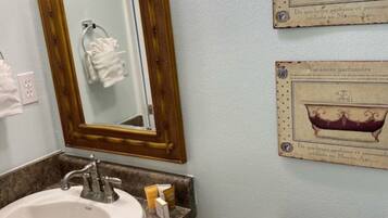 Serviettes fournies, savon, papier toilette