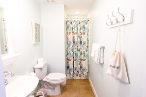 Serviettes fournies, savon, papier toilette