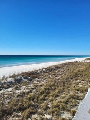 På stranden