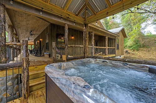 Private Creekside Cabin with Amenities Galore🔥🕹️ Now hosting elopements. 💍