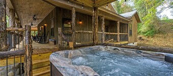 Private Creekside Cabin with Amenities Galore🔥🕹️ Now hosting elopements. 💍