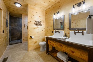 Combined shower/tub, jetted tub, hair dryer, towels