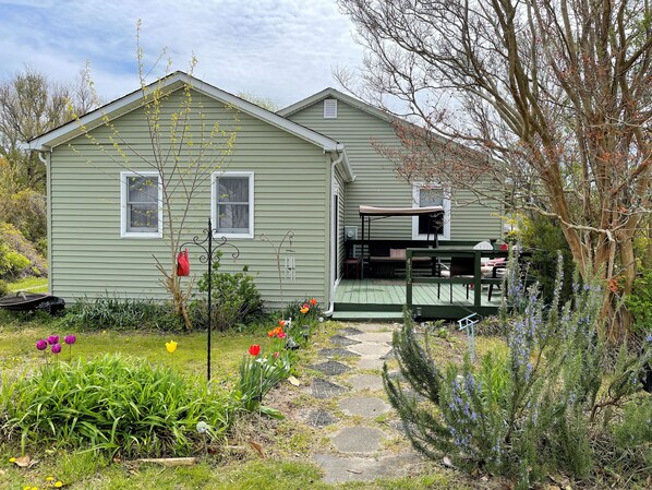 Outdoor dining - Decolores - Water View - Close to town -Gas Grill - Deck NO LINENS PROVIDED (Chincoteague)