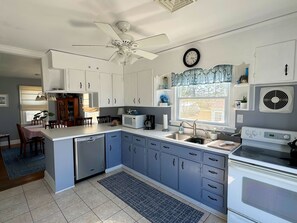 Refrigerador, microondas, lavavajillas y cafetera y tetera 