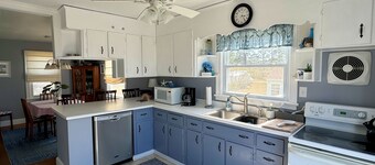 Getaway Cottage - Water Front - Water Access - Fenced yard, NO LINENS