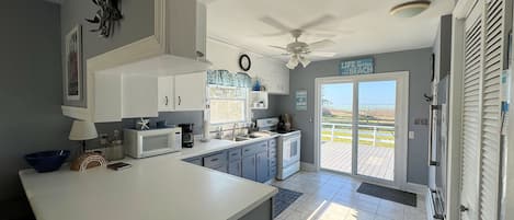 Refrigerador, microondas, lavavajillas y cafetera y tetera