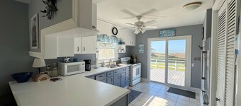 Getaway Cottage - Water Front - Water Access - Fenced yard, NO LINENS