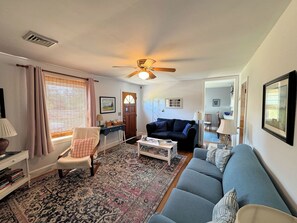 TV - Getaway Cottage - Water Front - Water Access - Fenced yard, NO LINENS (Chincoteague)