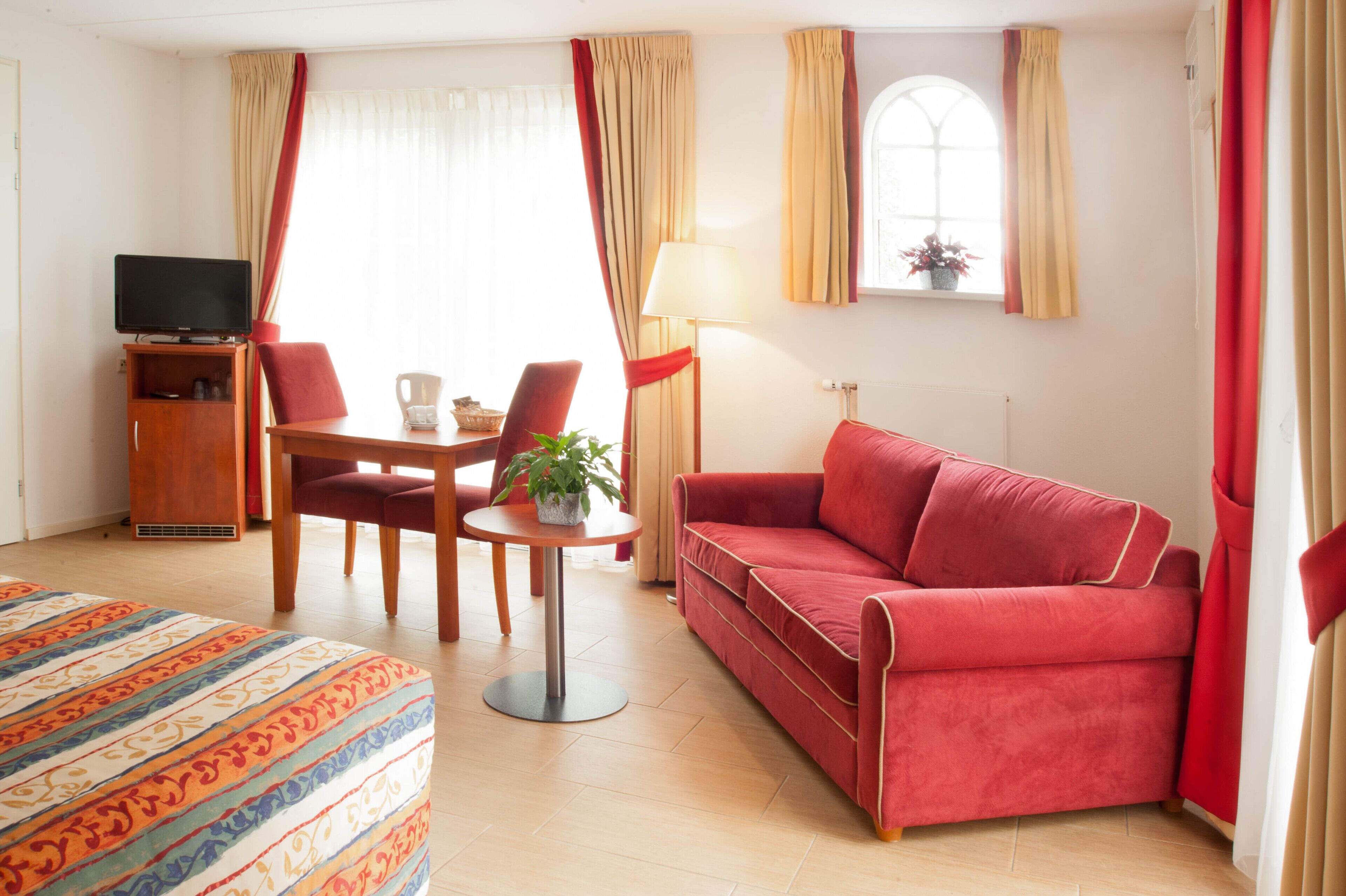 Een televisie, tafelvoetbal, boeken en een stereo