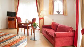 Een televisie, tafelvoetbal, boeken en een stereo